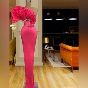 Luxurious long evening gown / prom dress